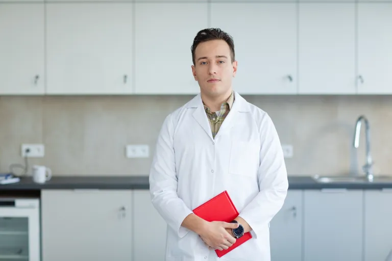 Dietoterapia z elementami żywienia klinicznego | Studia I stopnia we Wrocławiu | Uniwersytet Dolnośląski DSW we Wrocławiu: student w fartuchu medycznym