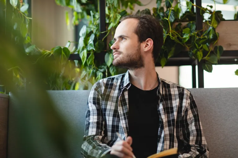 Reportaż i dziennikarstwo śledcze | Studia I stopnia we Wrocławiu | Uniwersytet Dolnośląski DSW we Wrocławiu: student piszący w notatniku