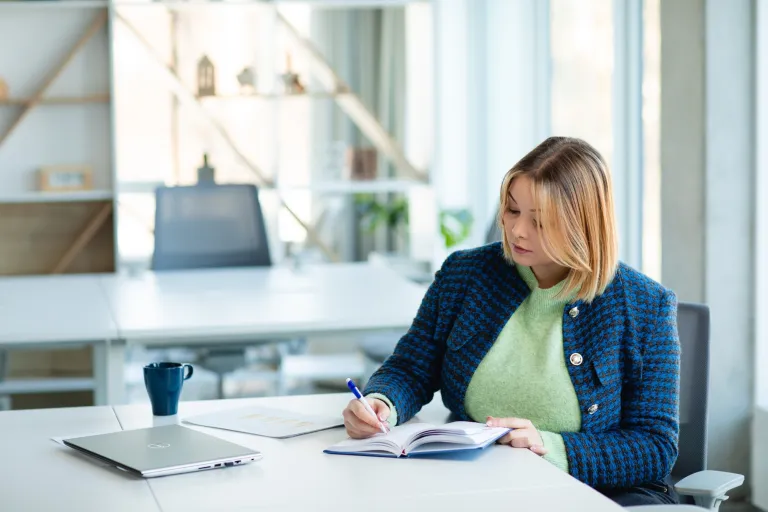 Baza Usług Rozwojowych | Uniwersytet Dolnośląski DSW we Wrocławiu: studentka notująca w notatniku