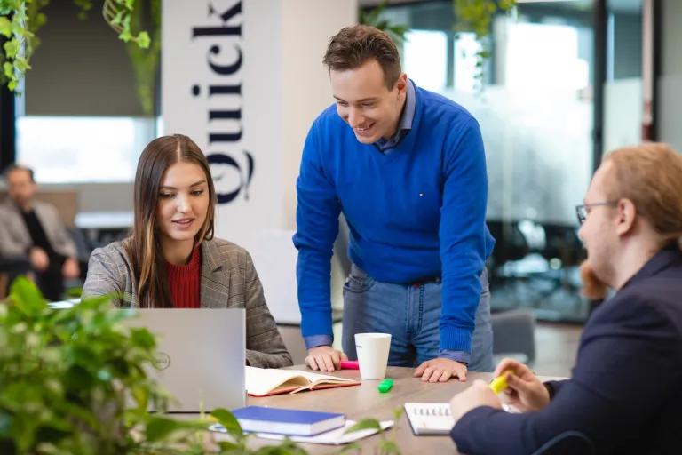 Influencing i kreowanie wizerunku w social mediach | Studia I stopnia we Wrocławiu | Uniwersytet Dolnośląski DSW we Wrocławiu: Grupa studentów wspólnie rozwiązująca zadania