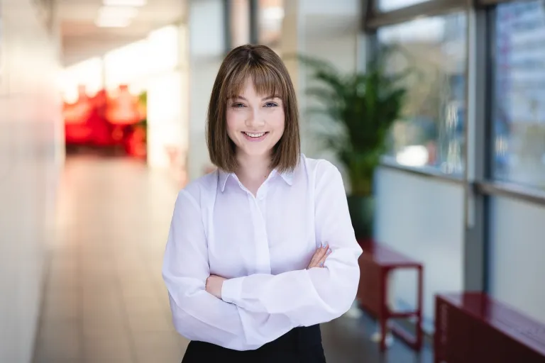 Zarządzanie projektami publicznymi | Studia I stopnia we Wrocławiu | Uniwersytet Dolnośląski DSW we Wrocławiu: Uśmiechnięta studentka w białej koszuli