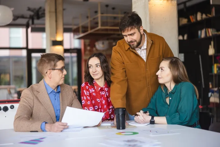 Administracja samorządowa | Studia I stopnia we Wrocławiu | Uniwersytet Dolnośląski DSW we Wrocławiu: czworo studentów pracujących wspólnie nad projektem