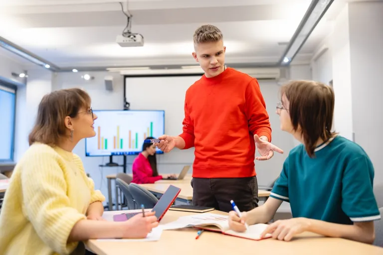 Zarządzanie kryzysowe i ochrona wizerunku | Studia I stopnia we Wrocławiu | Uniwersytet Dolnośląski DSW we Wrocławiu: studenci pracujący nad projektem