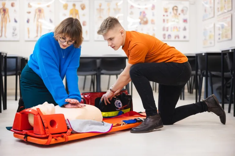 Menedżer BHP | Studia I stopnia we Wrocławiu | Uniwersytet Dolnośląski DSW we Wrocławiu: studenci ćwiczący RKO