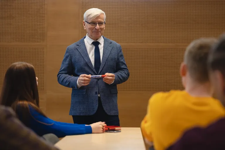 Zarządzanie projektami IT | Studia I stopnia we Wrocławiu | Uniwersytet Dolnośląski DSW we Wrocławiu: wykładowca w marynarce prowadzi zajęcia