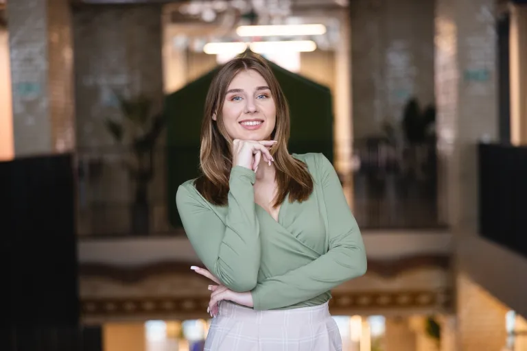 Pedagogika opiekuńczo-wychowawcza z elementami wielokulturowości | Studia I stopnia we Wrocławiu | Uniwersytet Dolnośląski DSW we Wrocławiu: studentka w zielonej koszulce