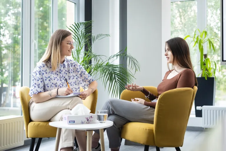 Wyniki wyszukiwania | Uniwersytet Dolnośląski DSW we Wrocławiu: dwie studentki prowadzące terapię