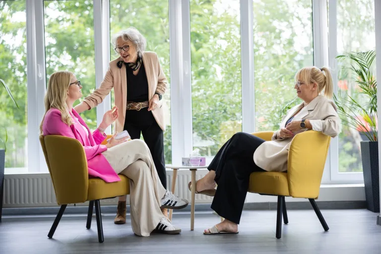 „Chodź z kijami z seniorami” – innowacyjne podejście do aktywności fizycznej osób starszych | Uniwersytet Dolnośląski DSW we Wrocławiu: wykładowczyni przeprowadza ze studentkami zajęcia z terapii