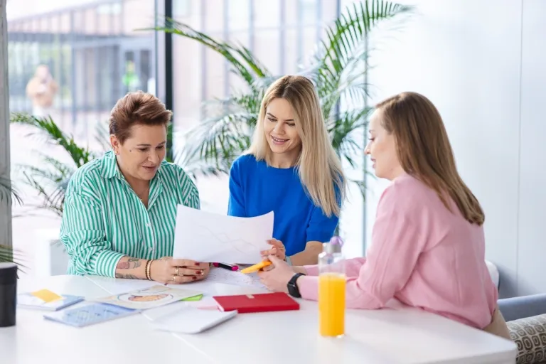 Administracja publiczna | Studia I stopnia we Wrocławiu | Uniwersytet Dolnośląski DSW we Wrocławiu: Grupa studentek podczas zajęć 