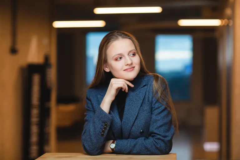 Zarządzanie cyfrowymi usługami publicznymi | Studia I stopnia we Wrocławiu | Uniwersytet Dolnośląski DSW we Wrocławiu: studentka w grafitowej marynarce siedząca przy stole