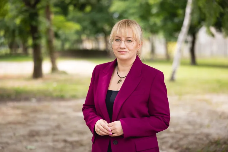 Certyfikaty językowe | Uniwersytet Dolnośląski DSW we Wrocławiu: studentka w bordowej marynarce