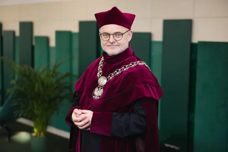 Władze uniwersytetu | Uniwersytet Dolnośląski DSW we Wrocławiu: zdjęcie rektora w todze