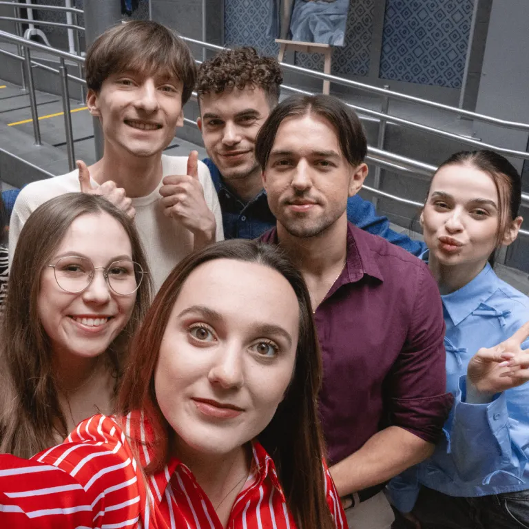 Studia II stopnia we Wrocławiu | Uniwersytet Dolnośląski DSW we Wrocławiu: grupa studentów DSW