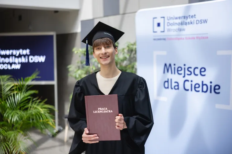 Wyniki konkursu na najlepszą pracę licencjacką | Aktualności | Uniwersytet Dolnośląski DSW we Wrocławiu: student w todze