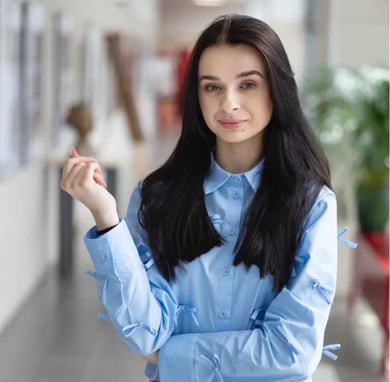 Dlaczego warto studiować kierunek pedagogika? Czy jest trudna i ile trwają studia? | Uniwersytet Dolnośląski DSW we Wrocławiu: Studentka Uniwersytetu Dolnośląskiego DSW