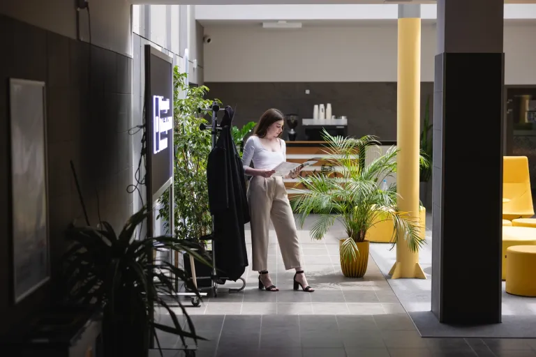 Czym jest pedagogika i jakie są jej subdyscypliny? Jak wyglądają studia pedagogiczne? | Uniwersytet Dolnośląski DSW we Wrocławiu: Dziewczyna na uczelni