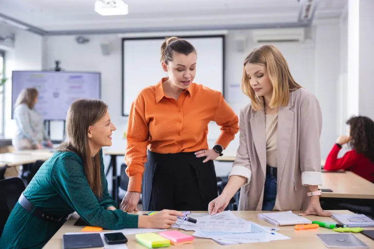 Konferencja „Dostępność - wyzwanie i oczekiwanie” | Uniwersytet Dolnośląski DSW we Wrocławiu: Grupa kobiet w sali 