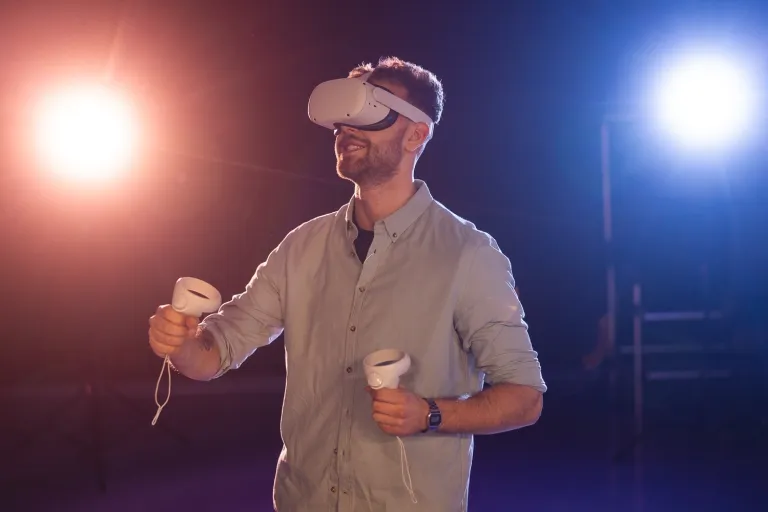 Nauromarketing i zachowania konsumentów | Studia I stopnia we Wrocławiu | Uniwersytet Dolnośląski DSW we Wrocławiu: student z okularami VR