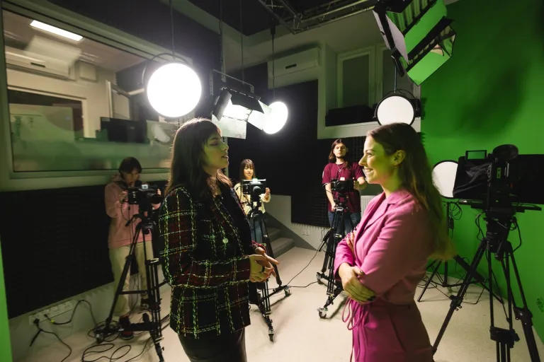 Branding | Studia I stopnia we Wrocławiu | Uniwersytet Dolnośląski DSW we Wrocławiu: studentki nagrywające wywiad