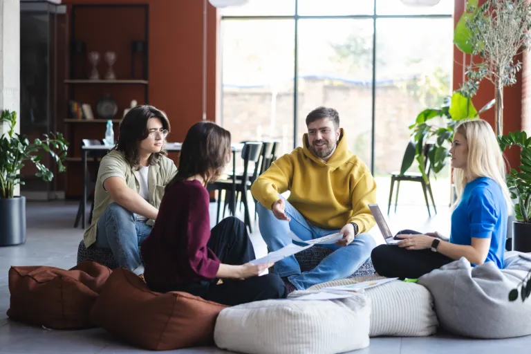 ESDEUS Dialogues: Unveiling ESD Practices | Blog "okiem praktyków" | Uniwersytet Dolnośląski DSW we Wrocławiu: grupa ludzi, praca zespołowa