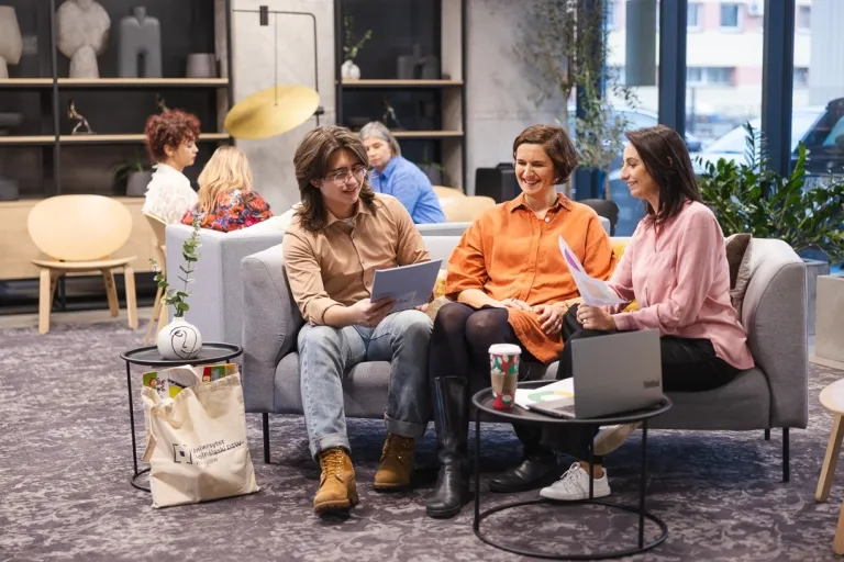 Pierwsze spotkanie Programu Mentoringowego | 08.12.2025 | Aktualności | Uniwersytet Dolnośląski DSW we Wrocławiu: Studenci wspólnie siedzący na kanapie i rozmawiający ze sobą