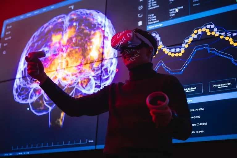 Zawody informatyczne. Dziedziny informatyki i zawody przyszłości po studiach informatycznych | Uniwersytet Dolnośląski DSW we Wrocławiu: Mężczyzna w goglach interaktywnych