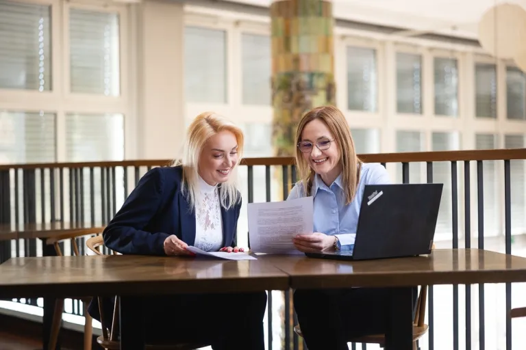Ogólnopolski program studiów podyplomowych dla pracowników Publicznych Służb Zatrudnienia | Uniwersytet Dolnośląski DSW we Wrocławiu: Dwie osoby przy stole