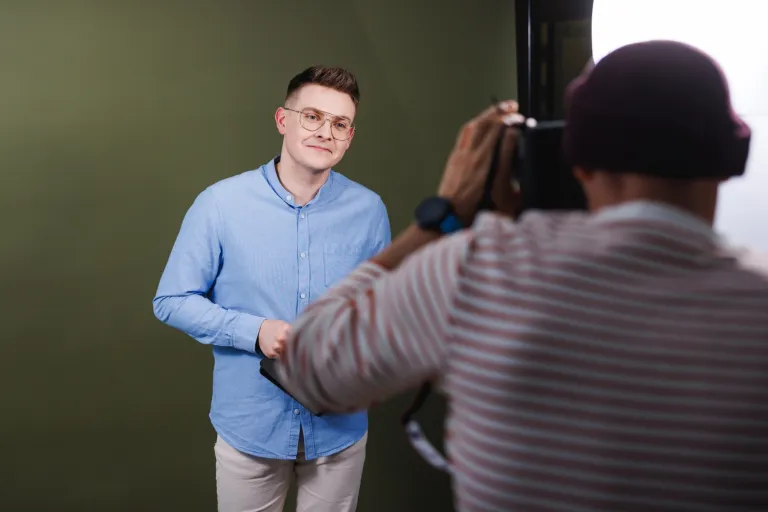 Wyprawka dla studenta – lista rzeczy, które trzeba mieć przed rozpoczęciem roku akademickiego! | Uniwersytet Dolnośląski DSW we Wrocławiu: Osoba stojąca przed aparatem