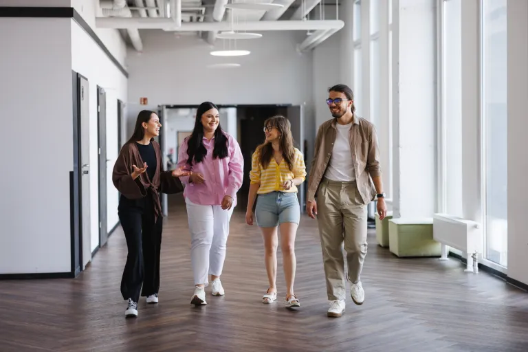 Wrocław – atrakcje dla studentów na wolne popołudnie, wieczór lub weekend | Uniwersytet Dolnośląski DSW we Wrocławiu: Grupa osób w korytarzu