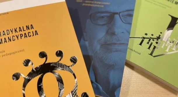 Rada Funduszu im. Roberta Kwaśnicy | Uniwersytet Dolnośląski DSW we Wrocławiu: zdjęcie książek ufundowanych przez  im. Roberta Kwaśnicy „Poza kulturową oczywistością”