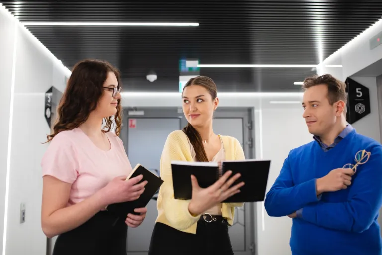 Samorząd Studencki | Uniwersytet Dolnośląski DSW we Wrocławiu: Grupa osób stojąca w korytarzu