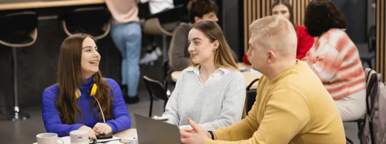 Studiuj od marca – do 2 stycznia czesne już od 558 zł! | Aktualności | Uniwersytet Dolnośląski DSW we Wrocławiu: studenci siedzący przy stoliku