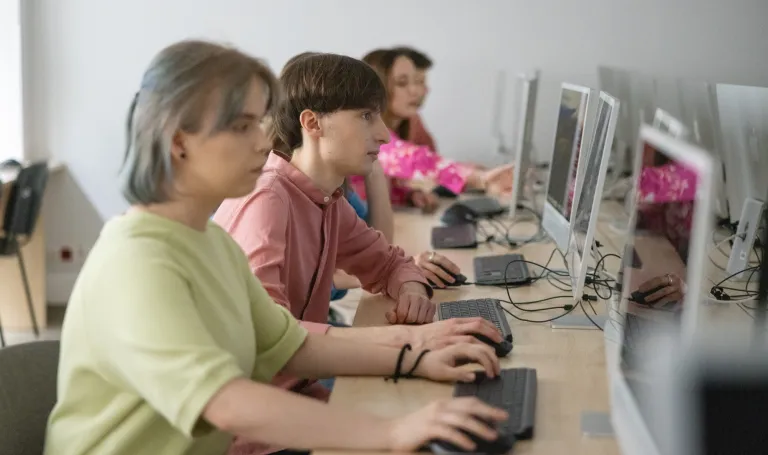 Leader2050 – konferencja naukowa o kluczowych kompetencjach liderów w czasach pełnych wyzwań | Uniwersytet Dolnośląski DSW we Wrocławiu: pracownia komputerowa