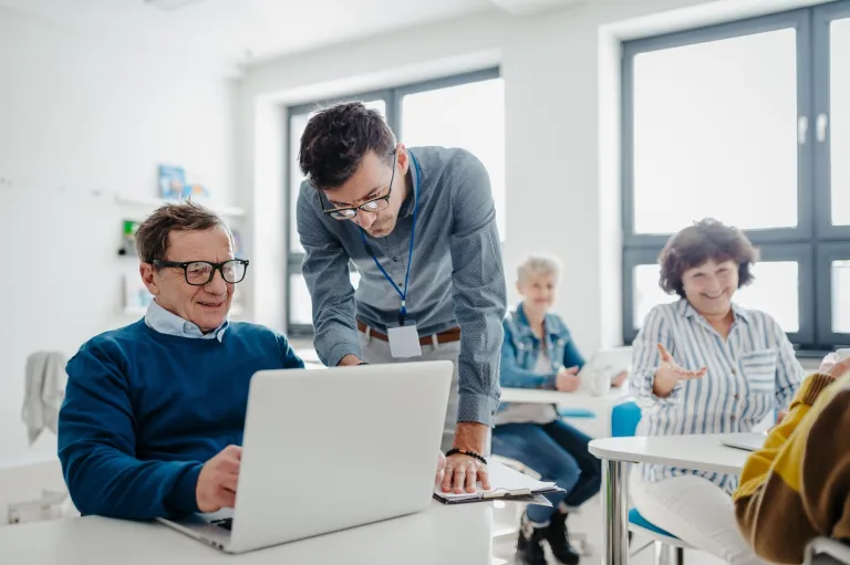 Doktoraty i habilitacje w UDDSW i FN WSB-DSW Merito | Uniwersytet Dolnośląski DSW we Wrocławiu: seniorzy pracujący przy komputerach