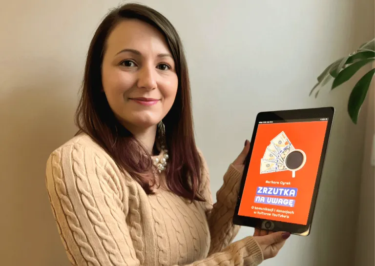 Premiera książki dr Barbary Cyrek „Zrzutka na uwagę. O komunikacji i donacjach w kulturze YouTube’a” | Aktualności | Uniwersytet Dolnośląski DSW we Wrocławiu: dr Barbara Cyrek