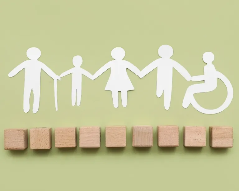 Różnorodność i inkluzywność w nowoczesnym miejscu pracy – fundamenty bezpieczeństwa pracy | Uniwersytet Dolnośląski DSW we Wrocławiu: wycięte osoby z kartek promujące inkluzywność