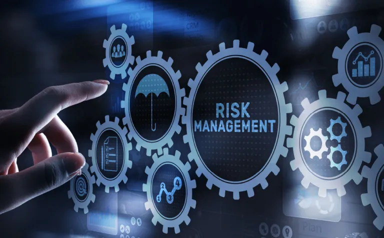 Leader2050 – konferencja naukowa o kluczowych kompetencjach liderów w czasach pełnych wyzwań | Aktualności | Uniwersytet Dolnośląski DSW we Wrocławiu: grafika - koła zębate widniejące jako hologramy