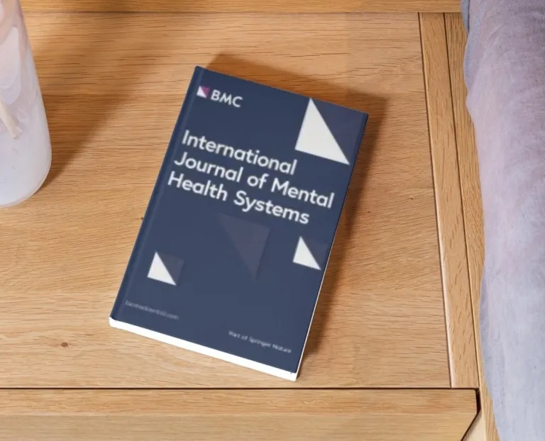 Skuteczność leczenia zaburzeń psychicznych – wyniki międzynarodowego badania z udziałem prof. Andrzeja Kiejny | Aktualności | Uniwersytet Dolnośląski DSW we Wrocławiu: książka leżąca na biurku